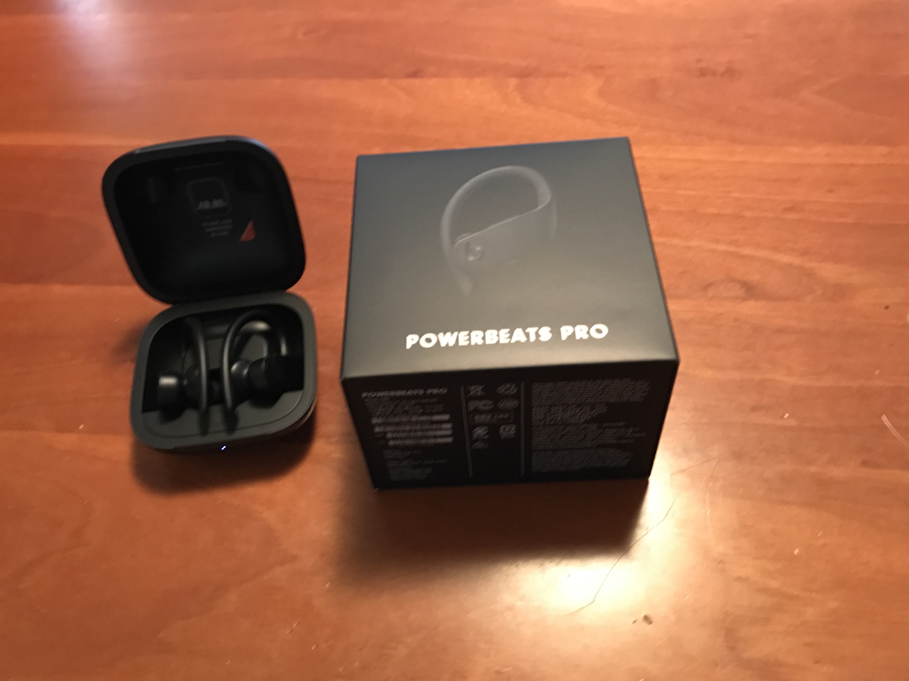 Powerbeats Proのパッケージとケース・本体の写真